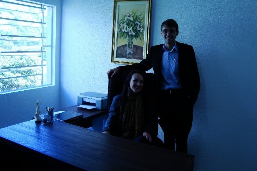 Juliana e Lucas no primeiro escritório
