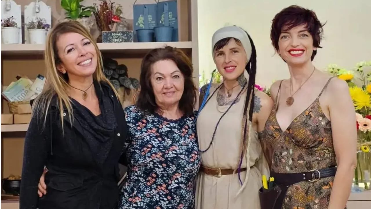 Grah entre suas irmãs e a mãe 